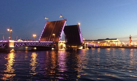 Palace Bridge yang berlokasi di Saint Petersburg, Rusia, Senin (1/7)