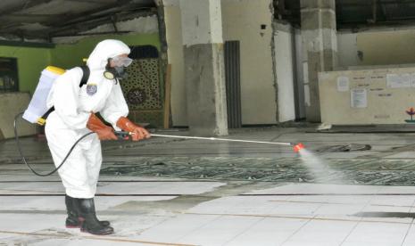 Palang Merah Indonesia (PMI) Kota Depok mulai melakukan penyemprotan cairan disinfektan di seluruh fasilitas publik. Hal ini dilakukan  sebagai upaya mencegah penyebaran Virus Corona (Covid-19) yang dilakukan sejak Selasa (17/3).