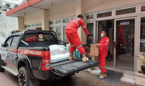 Palang Merah Indonesia (PMI) Kota Solo mengirim bantuan untuk penanganan Covid-19 ke Kabupaten Kudus pada Sabtu (12/6).