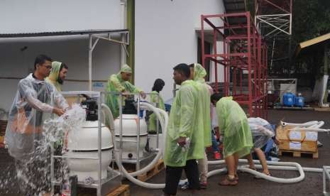 Palang Merah Indonesia (PMI) mengirimkan alat penjernih air atau Water Treatment Plant untuk memenuhi  ketersedian Layanan air bersih bagi para pengungsi yang terdampak Gempa Lombok Nusa Tenggara Barat (NTB).