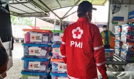 Palang Merah Indonesia (PMI) mengirimkan sejumlah bantuan logistik, peralatan serta relawan untuk melakukan penanganan darurat pasca gempa dan banjir yang menimpa 3 kabupaten di Sulawesi Barat pada Jumat (15/1) dini hari.