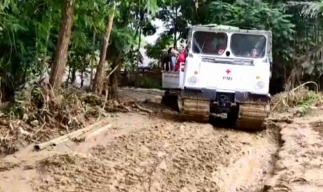 Palang Merah Indonesia (PMI) menurunkan Hagglund atau kendaraan dengan roda rantai untuk mendistribusikan bantuan di wilayah terdampak banjir di Lebak, Banten.