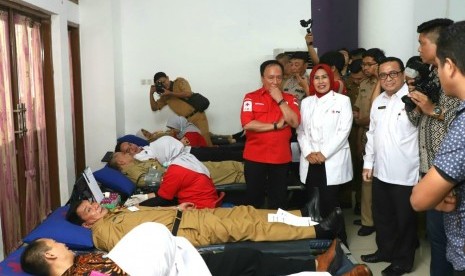 Palang Merah Indonesia (PMI) Provinsi Banten bersama delapan PMI kabupaten/kota menggelar donor darah serentak di 18 lokasi berbeda.