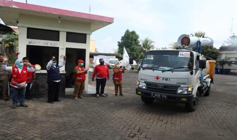 Palang Merah Indonesia (PMI) terus memerangi virus Corona atau Covid-19. Terbaru, diturunkan kendaran jenis gunner yang berfungsi melakukan disinfeksi atau penyemprotan cairan disinfektan.  