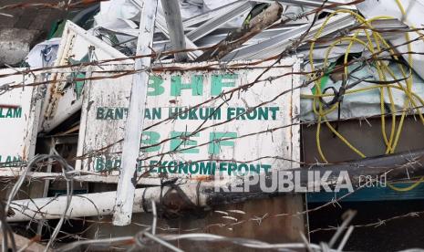 Palang nama FPI dan seluruh organisasi sayapnya tergelak di pinggir Jalan KS Tubun, Tanah Abang, Jakarta Pusat, Rabu (30/12). Palang nama yang sebelumnya terpampang di mulut Jalan Petamburan III itu dibongkar warga bersama polisi. 