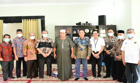 PALEMBANG--Dalam rangka menindaklanjuti nota kesepahaman (MoU) antara Badan Pengatur Hilir Minyak dan Gas (BPH Migas) dan Universitas Sriwijaya (Unsri), Kepala BPH Migas M. Fanshurullah beserta tim melakukan audiensi dengan Rektor Unsri Prof. Dr. Ir. Anis Saggaff, MSCE beserta Wakil Rektor Unsri Bidang Akademik Prof. Ir. Zainuddin Nawawi, Ph.D , Wakil Rektor Bidang Umum, Kepegawaian, dan Keuangan Dr. Taufiq Marwa, S.E., M.Si , Wakil Rektor Bidang Kemahasiswaan dan Alumni Iwan Stia Budi, S.KM., M.Kes , dan Wakil Rektor Bidang Perencanaan dan Kerjasama Ir. H. Muhammad Said, M.Sc, Ph.D (19/3).