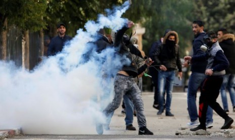 At least 31 people were wounded by Israeli army gunfire and rubber bullets, medics said, in Palestinian protests in the occupied West Bank and the Gaza Strip on Thursday after the United States recognised Jerusalem as Israel's capital.