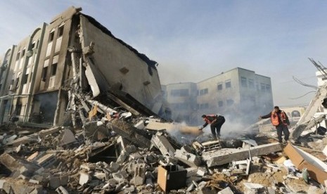 Palestinian firefighters try to extinguish a fire after an Israeli air strike on the building of Hamas' Ministry of Interior in Gaza City November 16, 2012. Egypt opened a tiny window to emergency peace diplomacy in Gaza on Friday, but hopes for even a bri