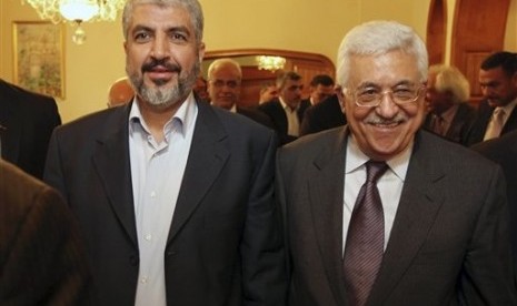 Palestinian Hamas leader Khaled Mashaal (left) poses with and Palestinian President Mahmoud Abbas. Indonesia fears that opening Hamas representative office here can trigger dualism over Palestinian representative in Indonesia. (File)