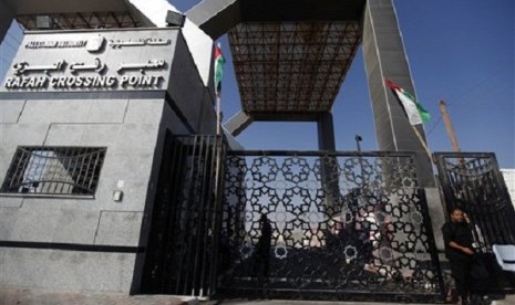 Palestinian Hamas security guards walk outside the Rafah border crossing between southern Gaza Strip and Egypt, Tuesday, Aug. 20, 2013. An Egyptian official says the border crossing has reopened. (file photo)