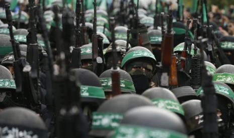 Palestinian members of al-Qassam Brigades, the armed wing of the Hamas movement, take part in a military parade marking the 27th anniversary of Hamas' founding, in Gaza City December 14, 2014.