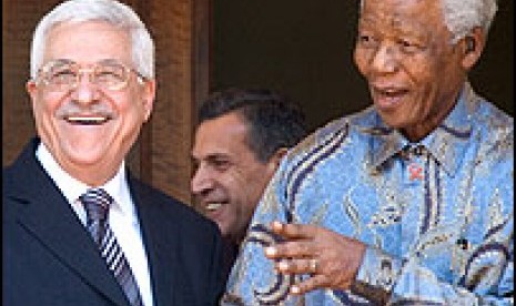 Palestinian President Mahmoud Abbad and Nelson Mandela