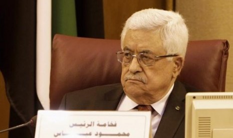 Palestinian President Mahmoud Abbas attends the Arab League Foreign Ministers emergency meeting at the League's headquarters in Cairo, December 21, 2013.