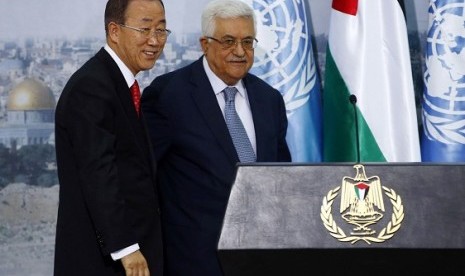 Palestinian President Mahmoud Abbas (right) stands with U.N. Secretary-General Ban Ki-moon after their joint news conference in the West Bank city of Ramallah November 21, 2012.   