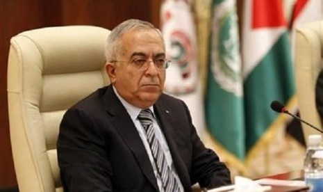 Palestinian Prime Minister Salam Fayyad attends the opening session of an international conference of solidarity with the Palestinian and Arab prisoners and detainees in Israel's prisons, in Baghdad December 11, 2012.   