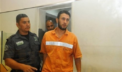 Palestinian Wael Abu Reda, center, is seen in court in Beersheva, southern Israel, Wednesday, July 10, 2013. Israel has confirmed that a Gaza man who disappeared in Egypt last month is being detained for 