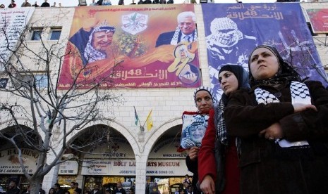 Palestinian women watch a rally in the West Bank town of Bethlehem December 31, 2012. Palestinian statistics bureau estimates that Arabs will outnumber Jews in the Holy Land by the end of the decade. (illustration)  