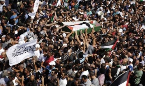 Palestinians carry the body of 16-year-old Mohammed Abu Khudair during his funeral in Shuafat, an Arab suburb of Jerusalem July 4, 2014..