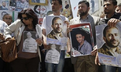 Palestinians hold pictures of Pope Francis and Palestinian prisoners during a demonstration to call for the release of Palestinian prisoners from Israeli jails and to support prisoners who have been on hunger strike, in the West Bank town of Nablus. (file 