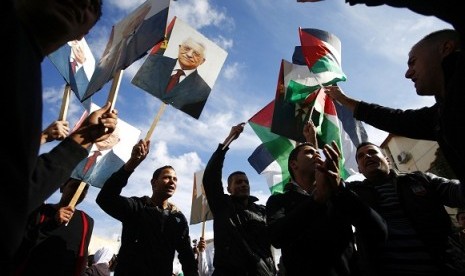 Palestinians hold placards depicting President Mahmoud Abbas during a rally in support of Abbas' efforts to secure a diplomatic upgrade at the United Nations, in the West Bank city of Ramallah November 25, 2012. Abbas will visit New York this week as the Palestinians seek an upgrade of its observer status at the United Nations from that of an 