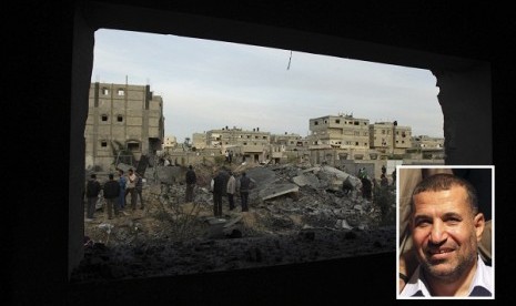 Palestinians survey a destroyed house of a Hamas military commander after an Israeli air strike in Rafah in the southern Gaza Strip November 16, 2012.   Insert: Ahmed Al-Jabari, top commander of Hamas armed wing Al-Qassam brigades.