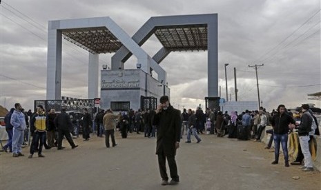 Palestinians wait to cross the border to the Egyptian side at Rafah crossing in the southern Gaza Strip, Sunday, Dec. 21, 2014. 