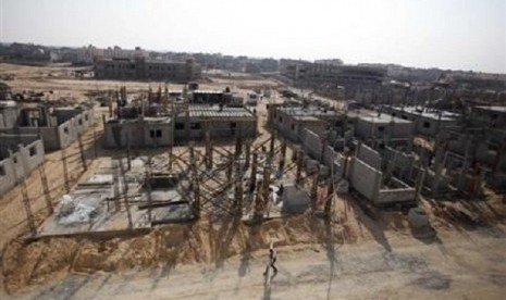 Palestinians work at a construction site in Rafah in the southern Gaza Strip in January. (file photo)