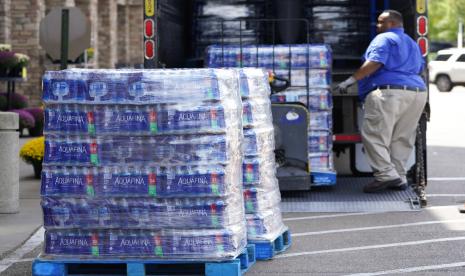 Palet yang diisi dengan kotak air diturunkan di toko grosir Kroger di Jackson utara, Mississippi, Selasa, 30 Agustus 2022. Jaringan toko bahan makanan dan toko lainnya menghadapi tantangan masalah sistem air kota yang sudah berlangsung lama, dengan membuat lebih banyak minum air yang tersedia untuk pelanggannya. Banjir baru-baru ini memperburuk masalah di salah satu dari dua instalasi pengolahan air dan Departemen Kesehatan negara bagian telah membuat ibu kota Mississippi di bawah pemberitahuan air mendidih sejak akhir Juli.