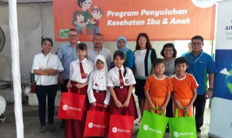 Palyja memberikan bantuan kaca mata untuk anak-anak.