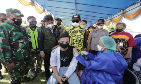 Paman Birin bersama rombongan mengunjungi Desa Sebanti Kecamatan Pulau Laut Barat, Kabupaten Kotabaru, Kamis (7/10). 