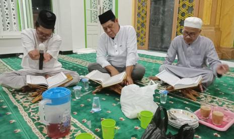 Paman Birin dan jamaah Masjid Assobirin secara fasih membacakan ayat demi ayat Alquran secara bergantian.