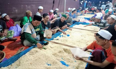 Paman Birin juga senang ikut bergotong royong bersama masyarakat terutama dalam mempersiapkan hari besar keagamaan seperti menjelang Ramadhan atau menyambut haul para ulama. 