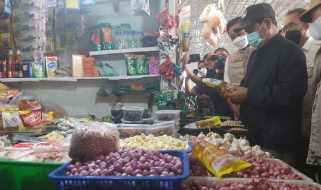 Paman Birin melakukan monitoring harga dan ketersediaan kebutuhan pokok di Pasar Bauntung Banjarbaru, Kamis (31/3/2022).