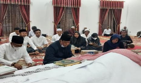 Paman Birin melayat ke rumah duka menggunakan baju Koko dibalut  jas hitam  disambut keluarga almarhum. Paman Birin yang datang bersama kolega membacakan Surah Yasin dan doa- doa di depan jenazah H Abidin yang sudah dimandikan dan dikain kafani. 