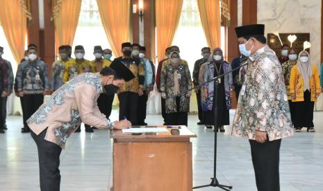  Paman Birin saat melantik Pejabat Struktural dan Pejabat Fungsional di Lingkungan Pemerintah Provinsi Kalimantan Selatan di Gedung Mahligai Pancasila Banjarmasin, Jumat (25/2/2021).