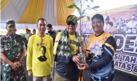 Paman Birin terus menggelorakan semangat budaya menanam pohon kepada masyarakat.