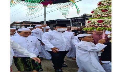 Gubernur Kalsel, D(HC) H Sahbirin Noor mendo'akan para peserta khataman Al -Qur’an/Wisuda XXXII TK/TP Al-Quran Al Banjari Ponpes Syekh Muhammad Arsyad Al Banjari, menjadi anak yang shaleh dan shalehah, serta berbakti kepada nusa dan bangsa. 