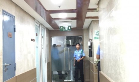 Pamdal di gedung parlemen, Jakarta, menjaga ruang kerja Ketua Umum PPP Rommahurmuziy, Jumat (15/3).