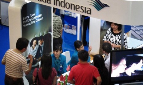 PAMERAN BIRO PERJALANAN. Sejumlah pengunjung berada di arena pamer Garuda Indonesia Travel Fair 2011 di Tunjungan Plasa Surabaya, Jumat (25/2).