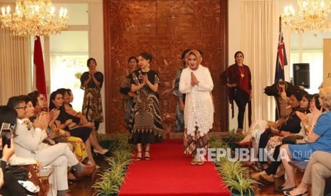 Pameran dan peragaan busana Batik Indonesia yang digelar secara khusus oleh Dharma Wanita Persatuan (DWP) Kedutaan Besar Republik Indonesia (KBRI) Canberra dalam rangka memperingati Hari Kartini.