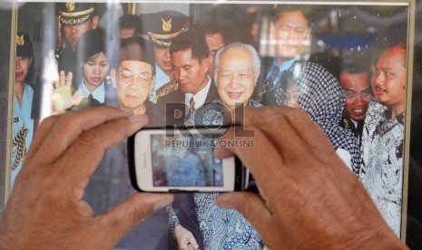 Pameran Foto Gus Dur: Peserta Muktamar melihat pameran foto Gus Dur di Jl. Agus Salim, Jombang, Jatim, Senin (3/8).