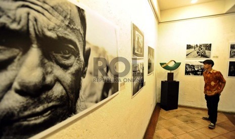 Pengunjung menyaksikan pameran Fotografi 