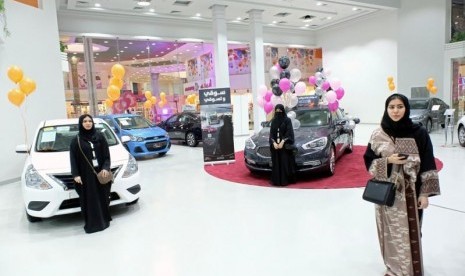 Pameran otomotif khusus perempuan di Jeddah, Arab Saudi, Kamis (11/1).