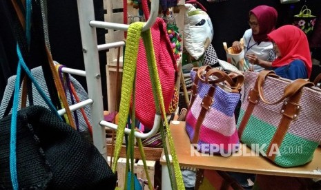 Pameran Produk UMKN IWAPI. Calon konsumen memilih tas pada pameran produk UMKM Gelanggang Dagang Ikatan Wanita Pengusaha Indonesia (IWAPI) di Semarang, Jawa Tengah, Rabu (27/2/2019). 