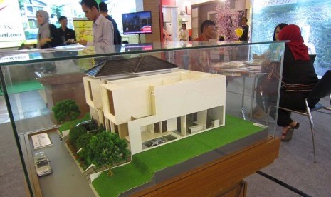 Pameran Properti: Pengunjung mengamati miniatur rumah pada pameran 