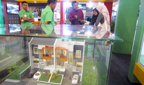 Pameran Properti: Pengunjung mengamati miniatur rumah pada pameran 