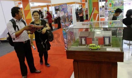 Pameran Rumah Rakyat: Pengunjung mengamati maket rumah saat pameran rumah rakyat di Jakarta Convention Center, Jakarta, Kamis (4/9). (Republika/ Yasin Habibi)