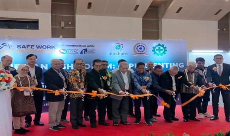 Pameran Safe Work Indonesia 2024 resmi dimulai hari ini, Rabu (25/9), di JIEXPO Kemayoran, Jakarta. Pameran tersebut menghadirkan berbagai solusi terdepan dalam bidang Keselamatan dan Kesehatan Kerja (K3) yang relevan bagi seluruh sektor industri di Indonesia.