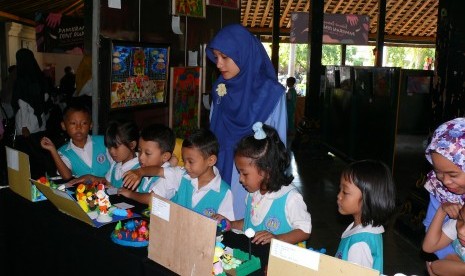 Pameran seni rupa di UNY.