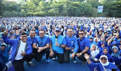 Menteri Perdagangan yang juga Ketua Umum PAN Zulkifli Hasan (tengah), Wali Kota Bogor Bima Arya Sugiarto(ketiga kiri) dan  Sekjen PAN Eddy Soeparno (kedua kanan) foto bersama peserta  acara Senam Sehat Birukan Langit Indonesia di Lapangan Sempur Kota Bogor, Sabtu (14/1/2023). 